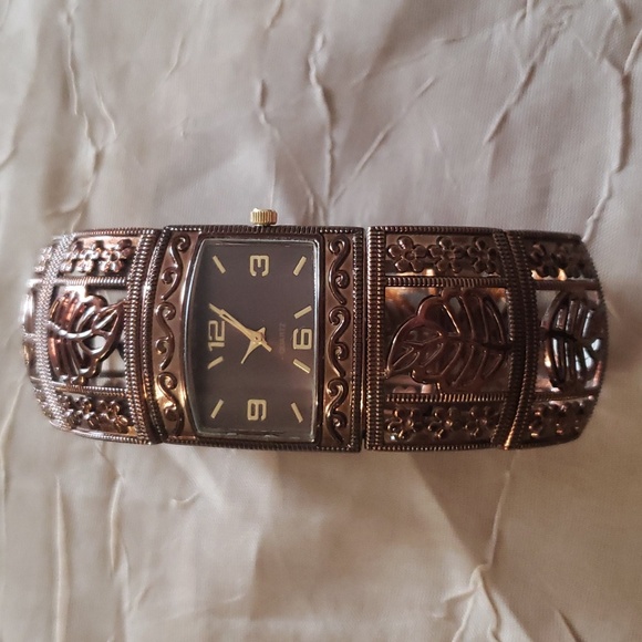 Floral Motifs, a Beautiful Copper Quartz Women's Watch Bracelet . - Picture 4 of 12
